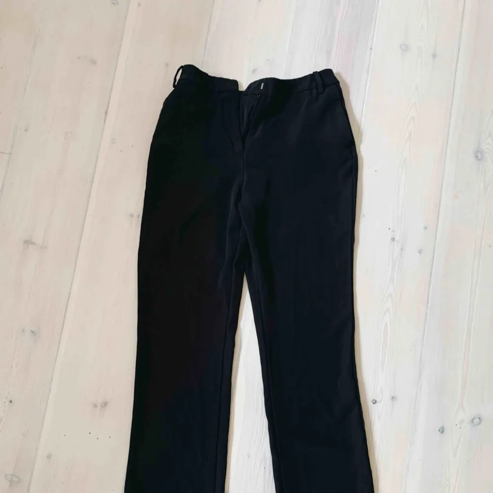 Mörkgråa kostymbyxor från Weekday 🦋. Jeans & Byxor.