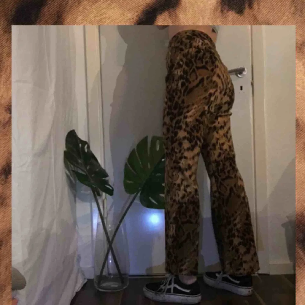 Utsvängda byxor i leopardmönster 🐆  Står stl 44 men mer som 36/38 Köpta på plick men inte använda av mig 💕 (Bild lånad) . Jeans & Byxor.