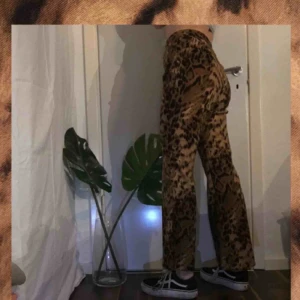 Leopard jazzpants - Utsvängda byxor i leopardmönster 🐆  Står stl 44 men mer som 36/38 Köpta på plick men inte använda av mig 💕 (Bild lånad) 