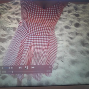  - Köpt i retrobutiken El Bastardo i Göteborg för 695 kr. Endast använd till en filminspelning tio min, helt ny.  Axelbanden går att förlänga. Jag är 1:69 och klänningen slutar ca 5 cm under knäna.