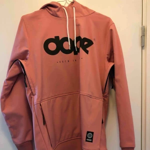  - Skidjacka från DOPE, använd 1 gång. Köpt från ridestore.se 800 kr eller bud (nypris 1400kr) Hämtas i Lund eller skickas mot frakt 