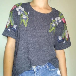 - Cool oversized t-shirt med snyggt broderi över axlarna.🥰