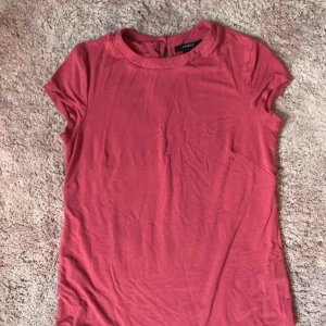  - Gammelrosa tshirt med hög krage och knapp baktill