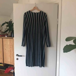  - Fin långärmad klänning från zara. STORLEK S. Kan mötas upp i Stockholm eller posta mot betalad frakt. :) 