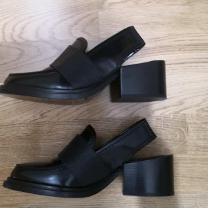  - Snyggaste höstskorna från Hope i storlek 40, men små sådana. Så kan nog bäras av någon med storlek 39. Skorna har bara använts vid ett tillfälle inomhus så i superfint skick. Passa på att fynda😭😭😭❤️❤️❤️❤️😍😍  Eventuell frakt betalas av köparen 😘😘❤️❤️