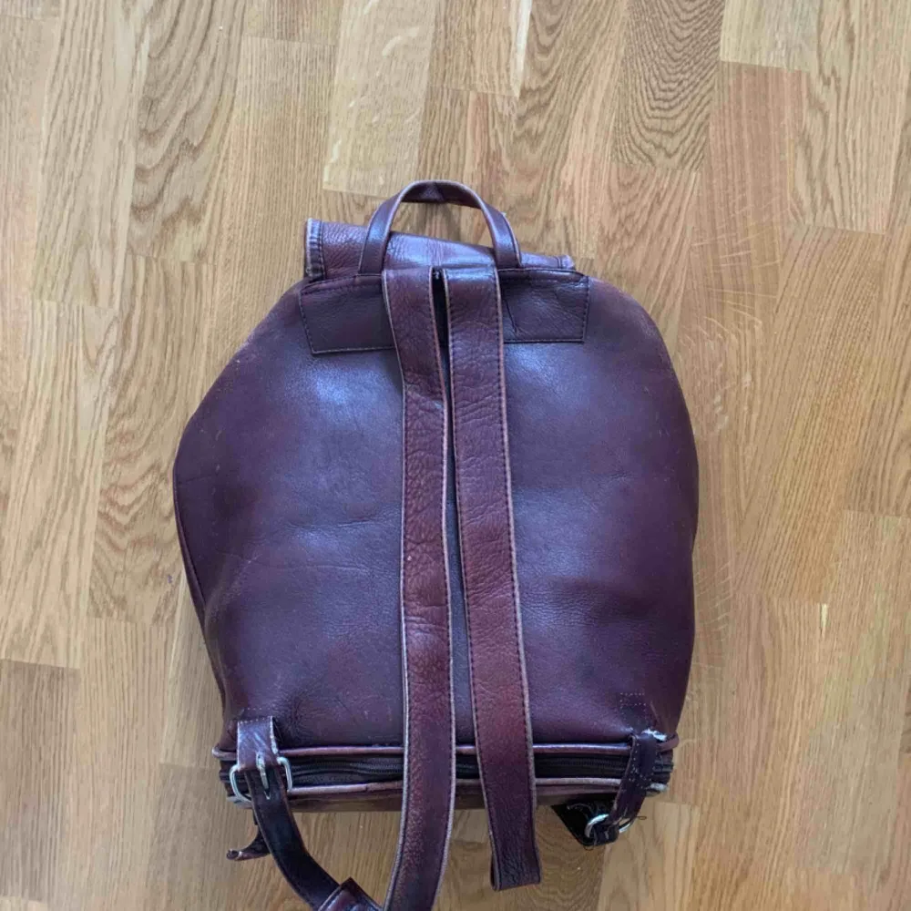 Superfin vintage ryggsäck i läder!. Väskor.