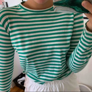  - En långärmad randig tröja från Nakd i storlek M men känns som en s, säljer för 100+frakt 