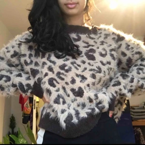  - Säljer en jättevarm och gosig stickad tröja från H&M. Frakt ingår i priset🥳🥰!!! Vill du ha lite fler bilder på den så är det bara att skriva<3