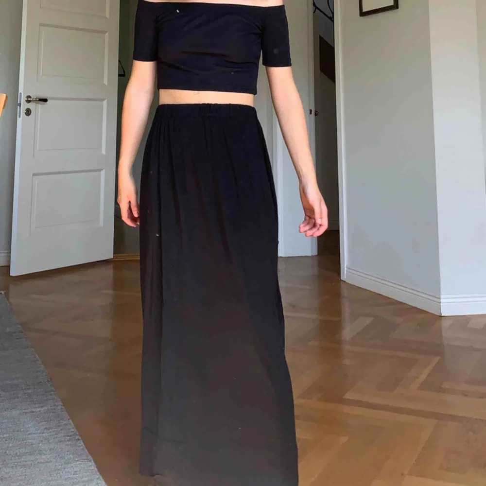 Fantastisk lång svart kjol i världens MYSIGASTE mjukismaterial!!!!! . Kjolar.