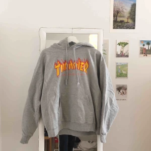  - Äkta Thrasher hoodie.  Material: 90% bomull & 10% polyester. Köpt från: Junkyard.com  Köpt 2018. Säljer den pga ”byte av stil”. Möter gärna upp folk på Södermalm/TC. Om plagget ska fraktas så står köparen för frakten. Kontakta mig gärna för frågor! 