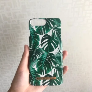 Ideal of Sweden skal iPhone 7 Plus  - Som ni kan se på bilderna så är det lite skadat men fungerar hur bra som helst! 