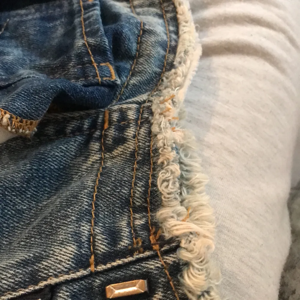 Snygga jeans med fransar längst midjan med lite lös knapp (går att fixa). Jeans & Byxor.