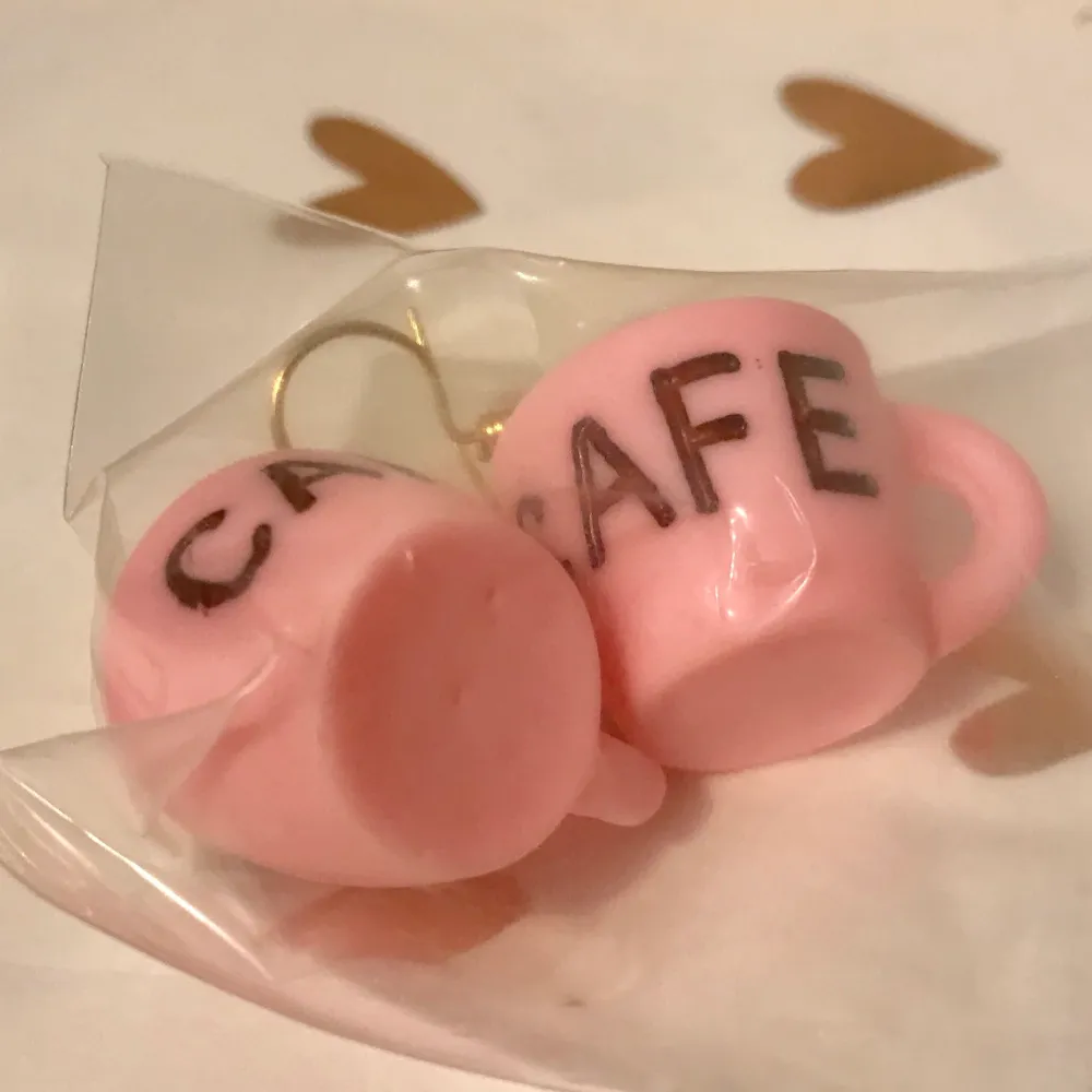 🌸☕️🍬NYA PLOMBERADE CAFFE ÖRHÄNGEN UTAV ROSA AKRYL/ MÅTT CA:2CM HÖJD,Ca:4,5CM * Leveras med glittrig tygetiet och present papper* Bjuder på portot.Leverastid:1-3 vardagar 🍬☕️🌸. Accessoarer.