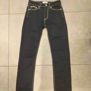 Eytys jeans - Supersnygga byxor som är sparsamt använda ser ut som nya! Dom är stil 29/34 men skulle säga att dom är lite mindre i stil jag är 170 och dom är perfekta i längd.