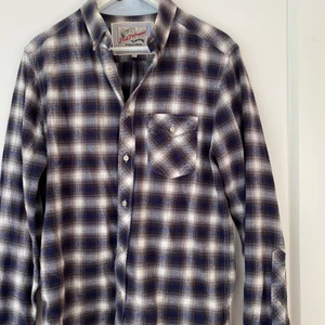 Skjorta från Peak Performance  - Oanvänd skjorta från Peak. Fungerar lika bra som overshirt eller en tunnare jacka som skjorta. Unisex (stor i storleken) 