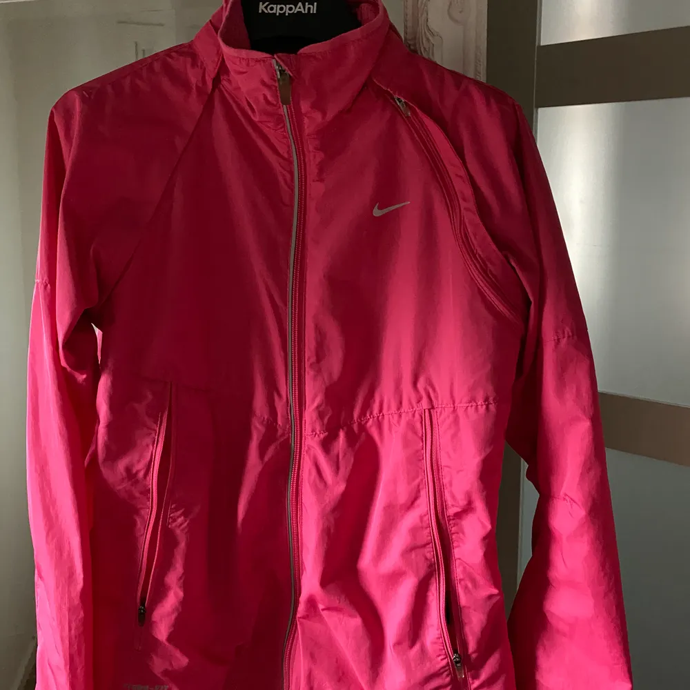 Nike sport jacka i rosa färg, frakt kostar extra. Jackor.
