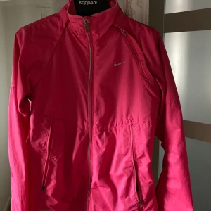 Nike jacka - Nike sport jacka i rosa färg, frakt kostar extra