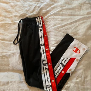 Champion popper pants XS - Supersköna och snygga popperpants från champion. Fint men använt skick, knappar och vita färgen har blivit lite mörkare i tvätten, se bild 2. Nypris: 500kr, säljer för 150+frakt. 
