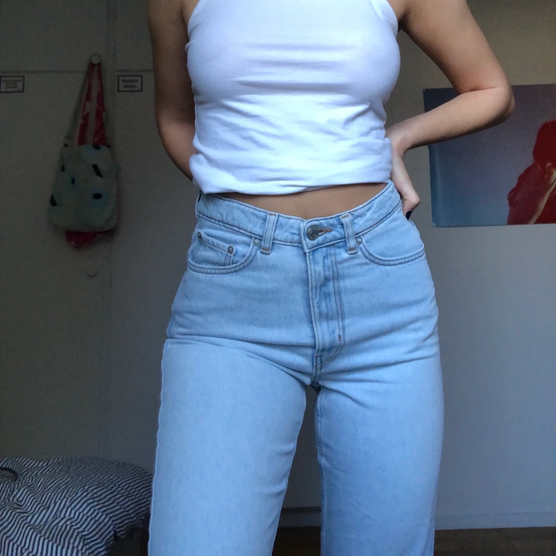 Trendiga jeans från weekday i modellen Row