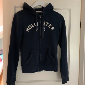 Hoodie  - zip hoodie från Hollister. För liten för mig och därför säljer jag den. 