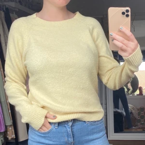 Pastell gul stickad - Pastell gul stickad tröja från Vero Moda, använd ca 4-5 gånger. Inte alls stickig. Storlek S men passar XS-M beroende på hur man vill att den ska sitta. Den är lite noppig så priset är anpassat efter det🦋 skriv i dm vid intresse eller frågor💗