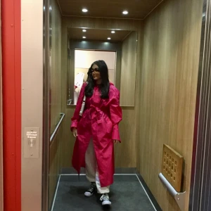 Stilig rosa regnjacka 💖✨ - En K-Way rosa lång luftig regnjacka med huva, aldrig använt bara legat i min garderob. Mycket bra skick ✨ jag är 159cm så den är lång. Den finns inte och köpa längre!✨kunden står för frakt✨ högst bud vinner💖