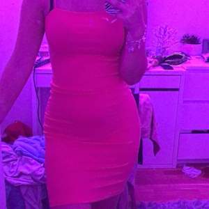 Jättefin rosa klänning som aldrig kom till användning i sommar