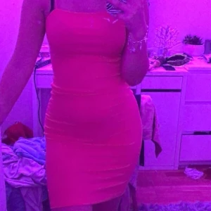 Klänning  - Jättefin rosa klänning som aldrig kom till användning i sommar