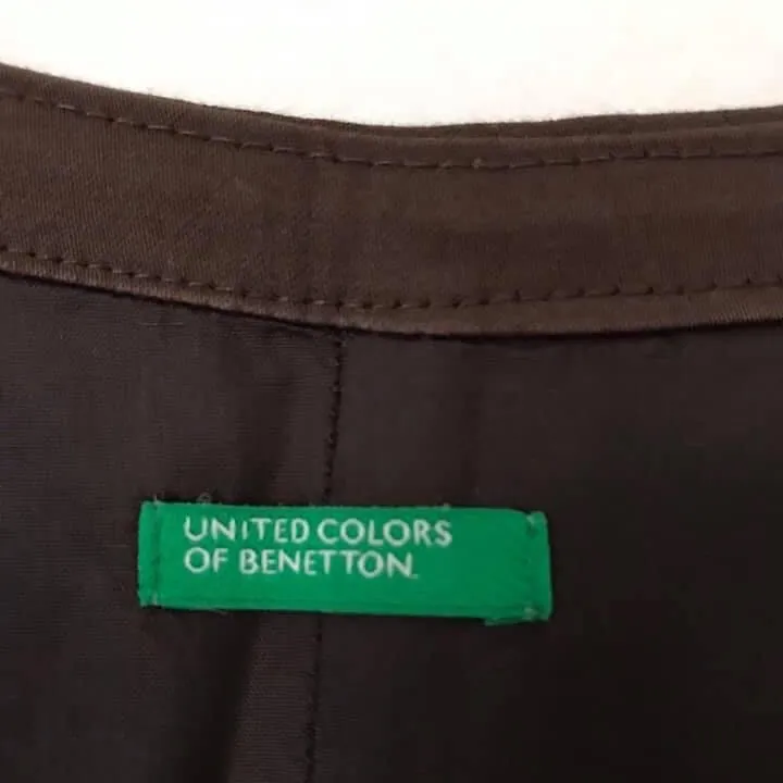United Colors of Benetton Strl M Stilren brun tygklänning i litet glansigt tjockare material, inte sladdrig dvs. Mkt fint skick! Lite 90-tal över denna.  Kan mötas i Stockholm eller skicka mot fraktkostnad! ✨🌸✨. Klänningar.