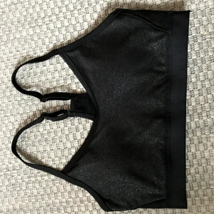 Sport bh strl S - Superfin och nästan oanvänd inlägg finns i och kan tas ur😊😊 Svartglittrig, frakt ligger på 42 kr i S paket och jag samfraktar gärna❤ Hör av er vid frågor! 