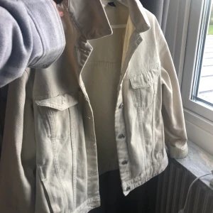 Beige jeansjacka oversized - Beige jacka från vero moda i XL men passar mig M snyggt oversized! 