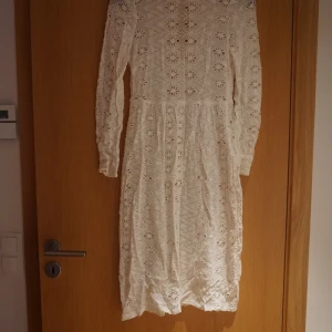 Spetsklänning - Lite genomskinlig utan något under