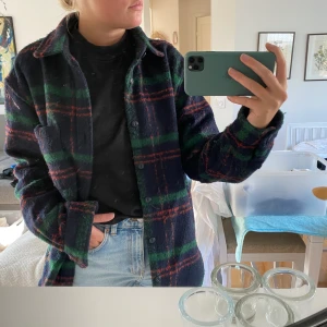 Rutig höstjacka - Supersnygg rutig höstjacka från pull and bear i storlek M. Jackan sitter aningen oversized på mig som är en M, därför bör den passa X-M beroende på hur du vill ha passformen!  Jackan är knappt använd och därmed i superskick. Plagget hämtas hos mig, annars betalar köparen frakt (63kr) <3 