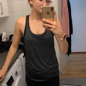 Reebok tröningslinne - Tränignslinne med tränings-Bh, grå mönstrad som syns på sista bilden🍒 märke:Reebok 