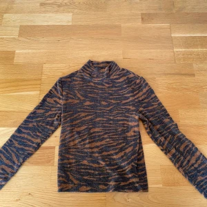 Leopard polo i flis - Cool polo tröja i flisigt material. Perfekt till hösten o vintern när det blir kallare! Brunt o svart leopard print, väldigt fint skick ❤️