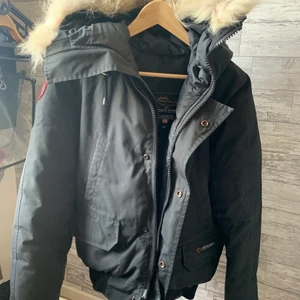 Canada goose jacka  - Säljer min gamla canada goose jacka. Jackan är väl använd och lite smått sliten men fortfarande i bra skick. Saknar kvitto därav billigare pris. defenetivt den varmaste jackan jag äger!  Kan mötas och frakta,då köparen står för frakt. 