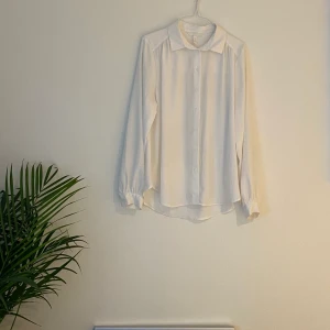 Skjorta/blus - Mjuk o skön och kan anpassas efter olika stilar.