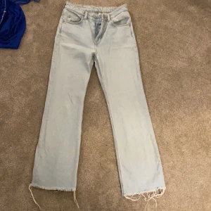 Populära raka jeans - Jag säljer nu mina snygga weekday byxor pga att dom har blivit för småa. Köpt för 350kr, men har dock blivit en liten fläck på benet, men går bort vid tvättning med fläckmedel. Storlek 25 men skulle säga att det är en 32-34, perfekt för dig som är 158-165cm, Säljer dom för 275, billigare vid snabb affär!💕