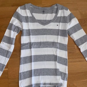 Tommy Hilfiger  - Skön och fin tröja!✨ Säljer eftersom det inte är min stil längre. Buda gärna om pris. Använd 1 gång. I strl Xs, men är stor i storleken så jag skulle säga S eller M.