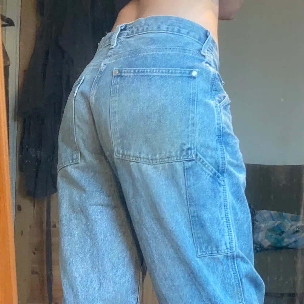 Säljer dem här snygga jeansen från Levis! Sitter bra på mig som är 38/M low rise!  Buda i kommentarerna (minst 20kr) Högsta budet ligger på 415! Budgivningen slutar söndag 20. Jeans & Byxor.