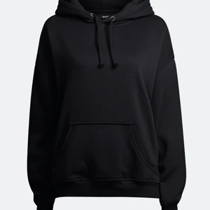 Svart hoddie - Jättefin svart hoddie från bik bok i storleken S men passar också en M beroende på hur man vill att den ska sitta. Sällan använd pga att jag har många andra hoddies. Frakt tillkommer.