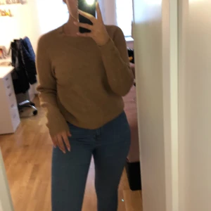 Tjocktröja - Skön tjocktröja i färgen brun. 🎉(Skriv för fler bilder, kunden står för frakten som summan varierar beroende på varans vikt) 