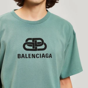 Balenciaga Logo Tee - Intressekoll på denna sjukt snygga t-shirten från Balenciaga. Har kvar kvittot från PlugMePlease i Stockholm, och lappen sitter även kvar. Vill se om det finns intresse för den då den tyvärr inte kommit till användning förutom för en bild (tog 10 minuter). Det är en storlek S i herrstorlek men passar även tjejer om man vill ha den lite oversize. 