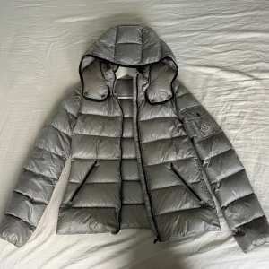 Moncler jacka - Ljusgrå Moncler jacka i storlek teen 14 (ungefär som en xs/s). Köpt på NK för ca ett år sedan och är i bra skick! Kvitto finns som äkthetsbevis.