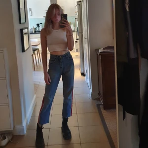 Jeans - Ljusblå raka jeans med vit/blå/röda ränder på sidan. (Har justerat byxorna så de ska se ut som de gör när de passar. De är alltså för stora för mig egentligen) Frakt tillkommer, kan även mötas upp i Stockholm.