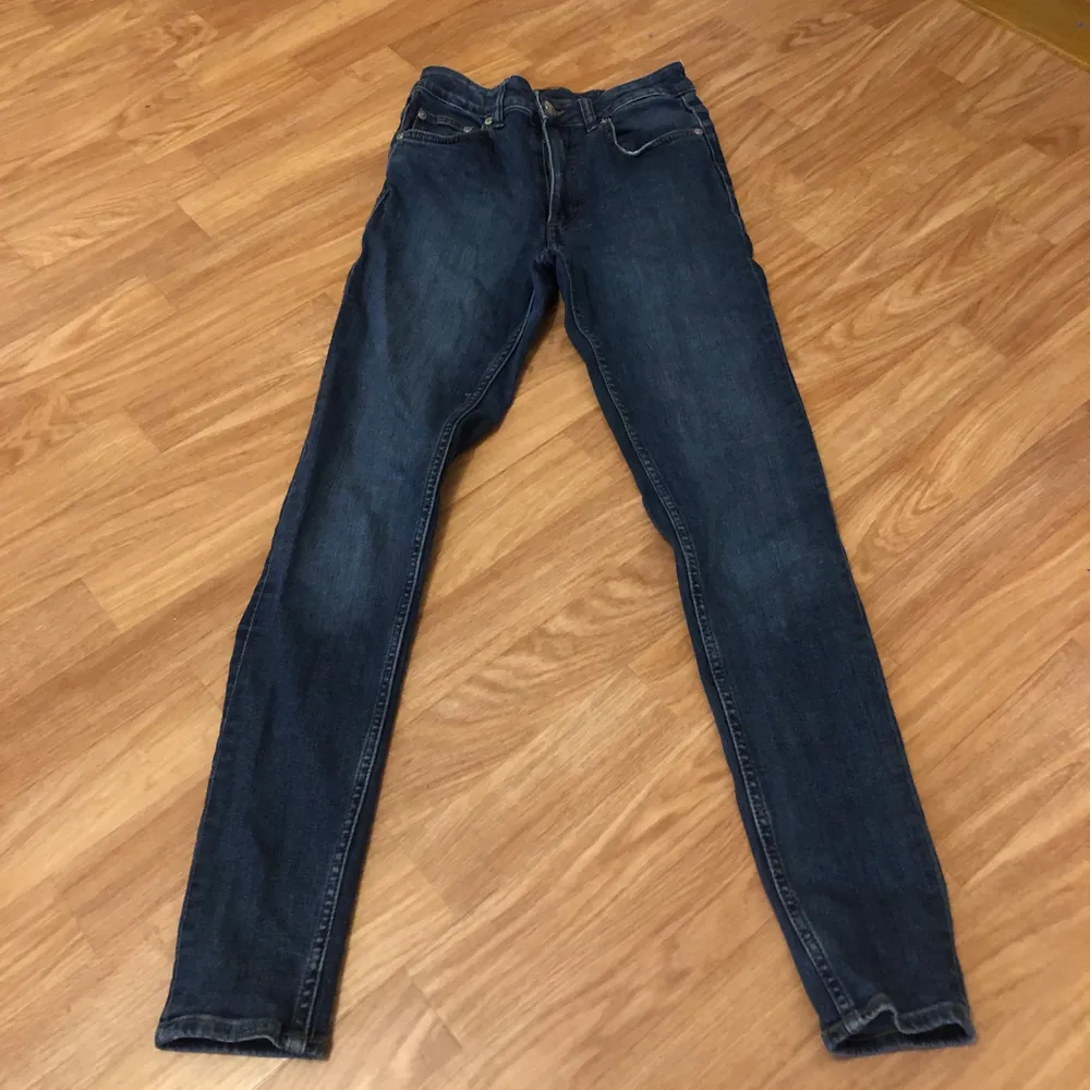 Cheap monday jeans, fint skick inte använda så mycket. Liten repa se bild 2. Lite stretchiga, skriv privat för flera bilder💗. Jeans & Byxor.