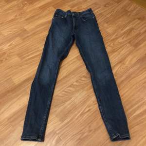 Cheap monday jeans, fint skick inte använda så mycket. Liten repa se bild 2. Lite stretchiga, skriv privat för flera bilder💗