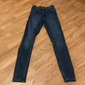 Cheap monday jeans, fint skick inte använda så mycket. Liten repa se bild 2. Lite stretchiga, skriv privat för flera bilder💗