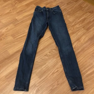 Cheap monday jeans - Cheap monday jeans, fint skick inte använda så mycket. Liten repa se bild 2. Lite stretchiga, skriv privat för flera bilder💗