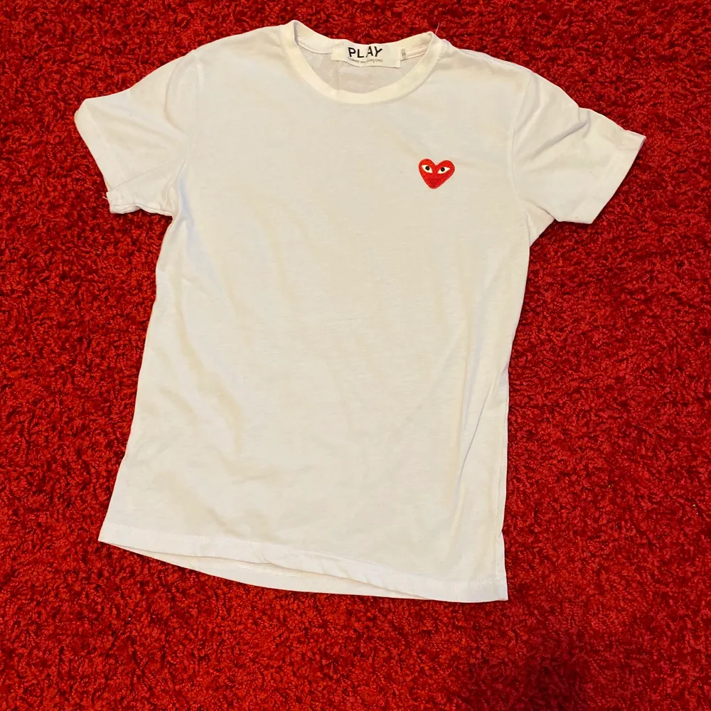 Säljer denna super fina Commes des Garcons  t-shirt . Med rött hjärta . Storlek S . Inte  använt mycke . Köpt på     Paul and friends på NK . Jag  Bjuder på frakten .. T-shirts.
